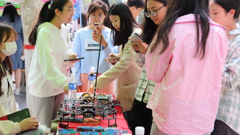 容器编排集群的扩容缩容通常基于以下原理：